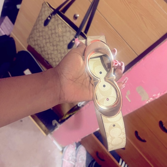 Gold buckle on coach-printed belt buckle - Picture 1 of 2
